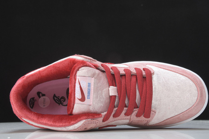 Nike SB Dunk Low StrangeLove Skateboards  CT2552-800