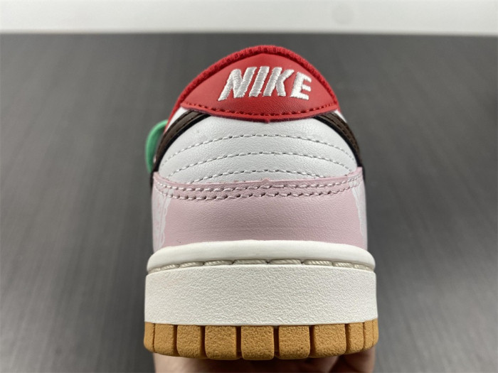 NIKE DUNK LOW SE ‘’ FREE.99