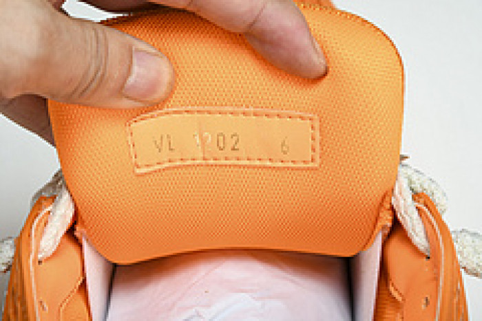 LV SNEAKER LOW 80402
