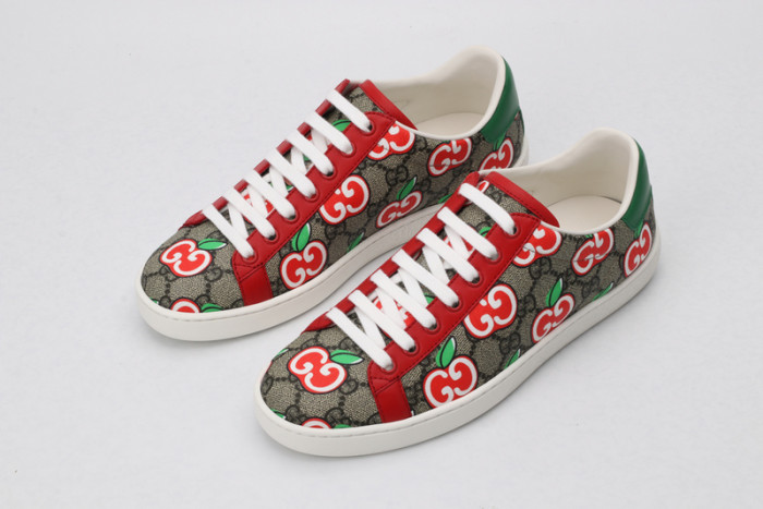 Gv*c ace embroidered low-top sneaker
